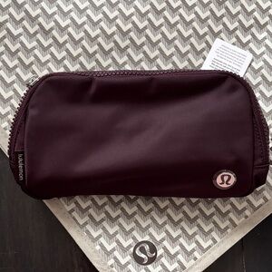 LULULEMON EVERYWHERE BELT BAG IN BLACK PLUM NWT